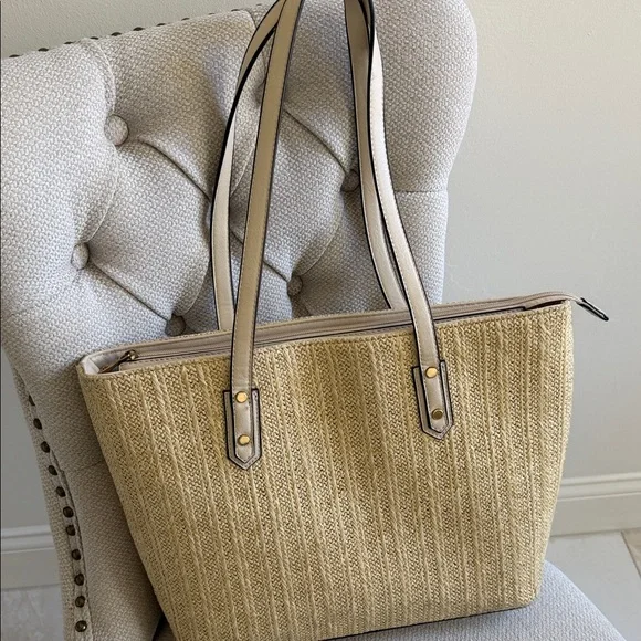 Isabelle Large Straw Zippered Tote with Interior Pockets - Picture 15 of 15